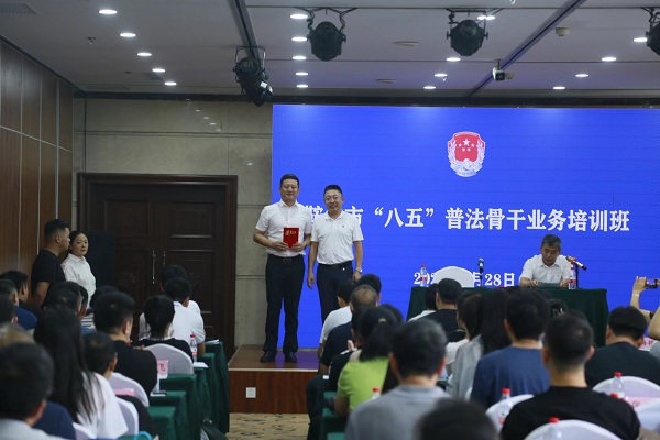 为法律明白人颁奖（第二张）.jpg